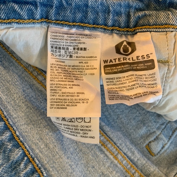 Levi's Ribcage Jeans in Distressed Light Wash - Picture 5 of 5